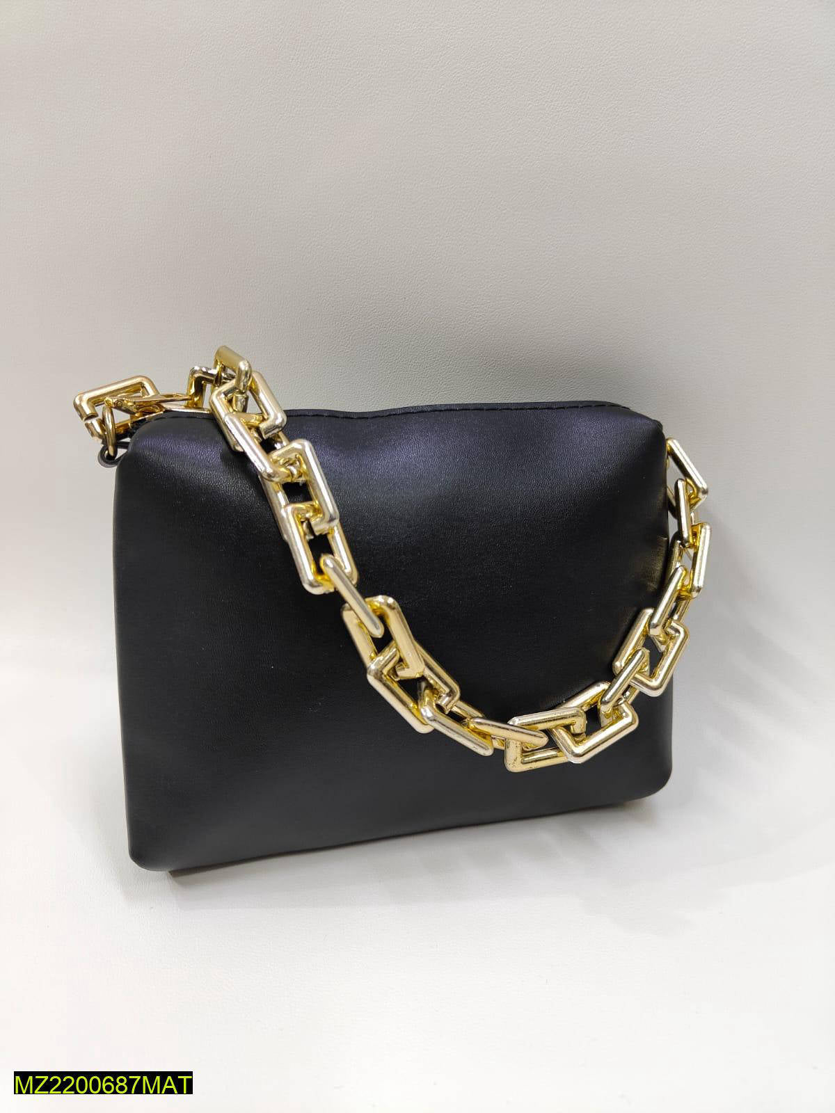 Women thick chain makeup pouch Markaz